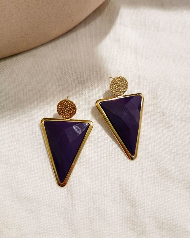 Boucles d'oreilles triangles violets ou bordeaux en acier doré