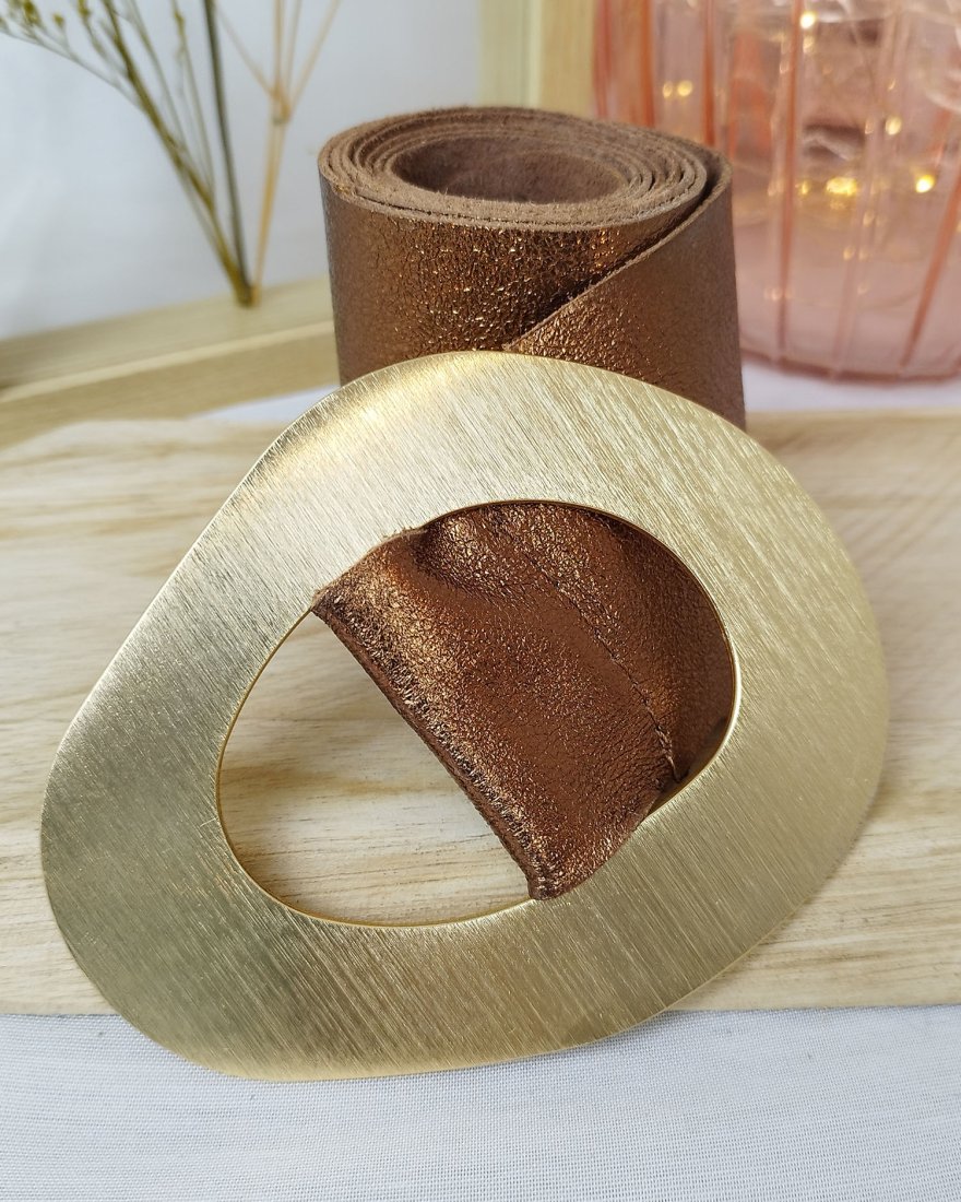 Ceinture en cuir irisé à boucle dorée