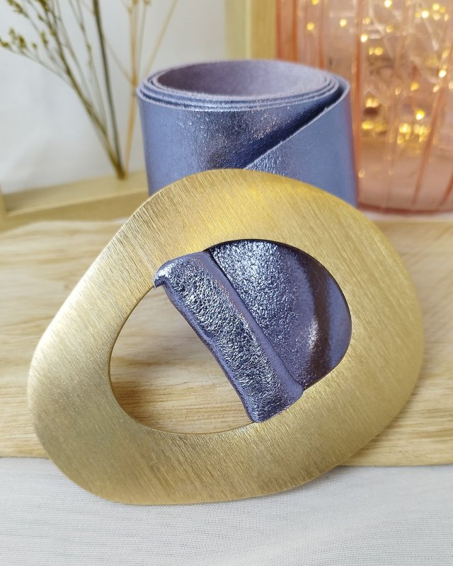 Ceinture en cuir irisé à boucle dorée
