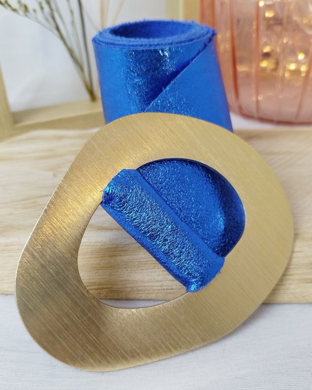 Ceinture en cuir irisé à boucle dorée