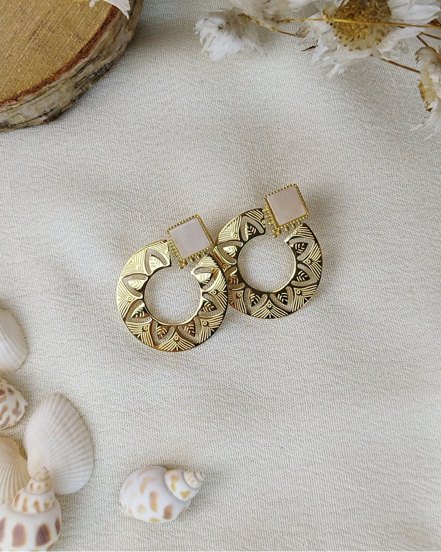 Boucles d'oreilles rond doré sculpté pierre carrée