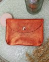 Pochette enveloppe en cuir irisé