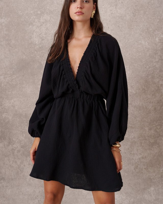 Robe noire à manches chauve-souris