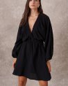 Robe noire à manches chauve-souris