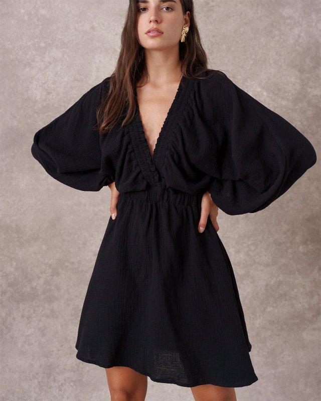 Robe noire à manches chauve-souris