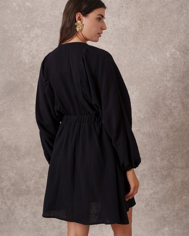 Robe noire à manches chauve-souris