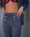 Jeans droit en denim avec 6 boutons dorés
