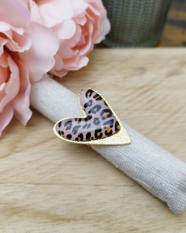 Grosse bague dorée avec...