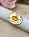 Bague ovale dorée avec une pierre orange