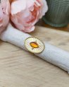 Bague ovale dorée avec une pierre orange