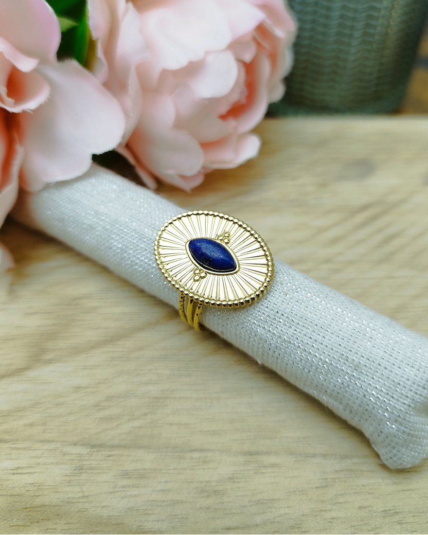 Bague ovale dorée avec un lapis lazuli
