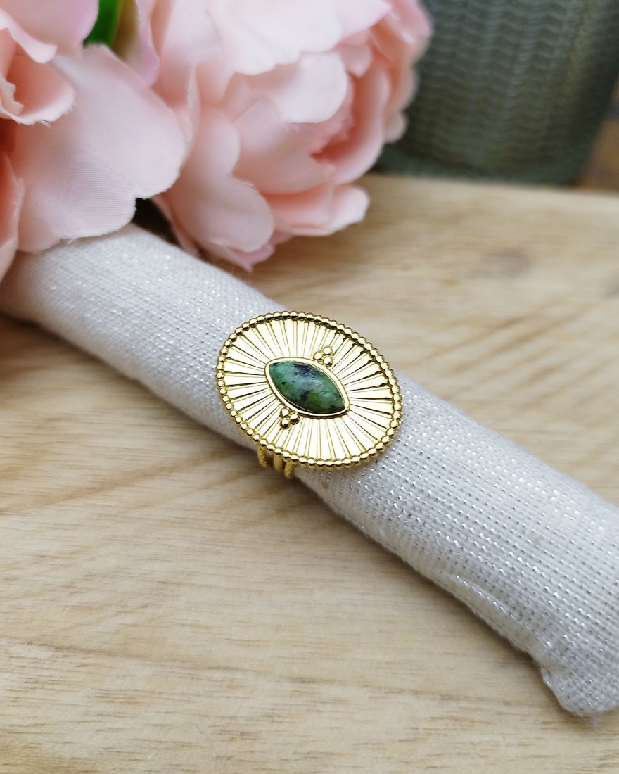 Bague ovale dorée avec une turquoise africaine