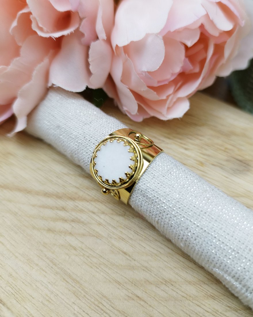 Bague style chevalière en acier doré et pierre blanche