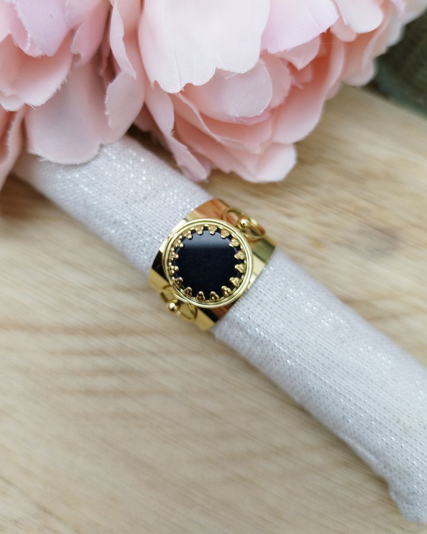 Bague style chevalière en acier doré et pierre noire