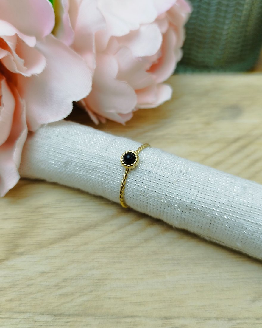 Bague fine dorée avec une pierre noire