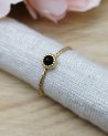 Bague fine dorée avec une pierre noire