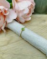 Bague fine torsadée avec une pierre verte pomme