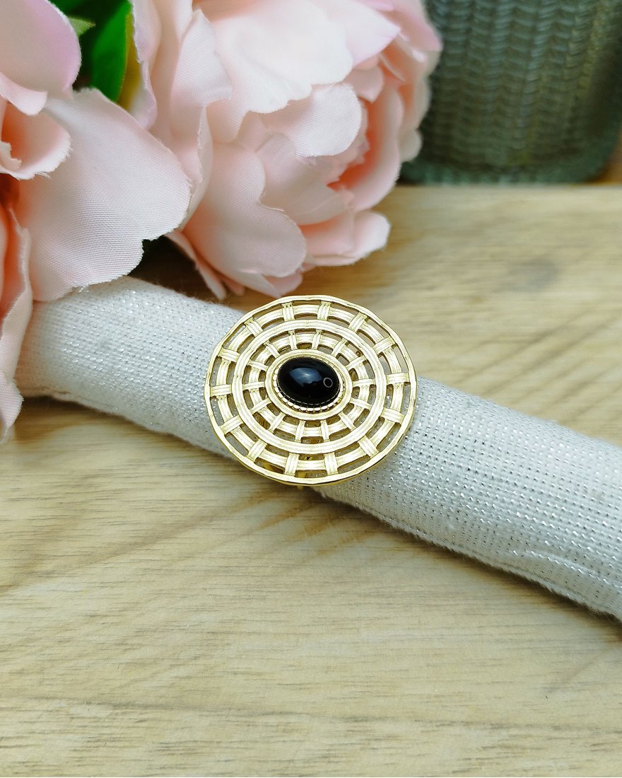 Grosse bague ronde dorée avec une pierre noire