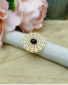 Grosse bague ronde dorée avec une pierre noire