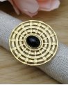 Grosse bague ronde dorée avec une pierre noire