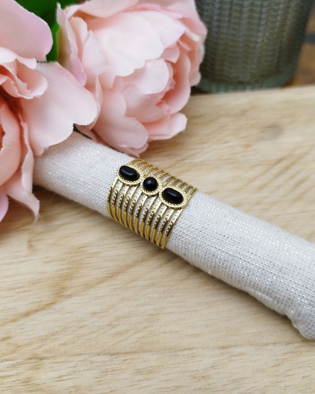 Grosse bague multirangs...