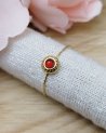 Bague fine dorée avec une agate rouge