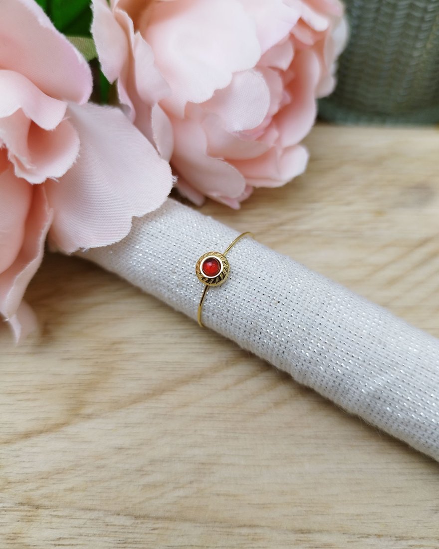 Bague fine dorée avec une agate rouge