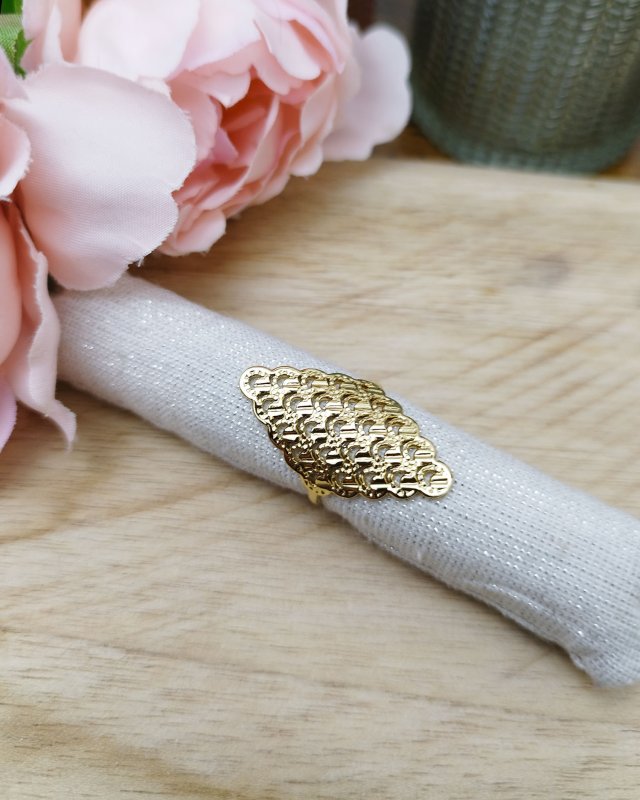 Bague ajourée en forme de...