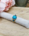 Bague dorée avec des pierres naturelles turquoises
