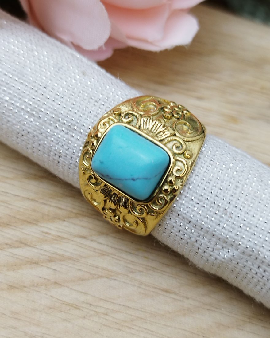 Grosse bague dorée avec une pierre rectangulaire