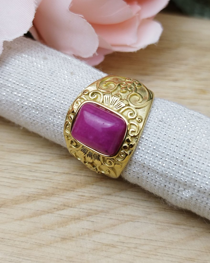 Grosse bague dorée avec une pierre rectangulaire