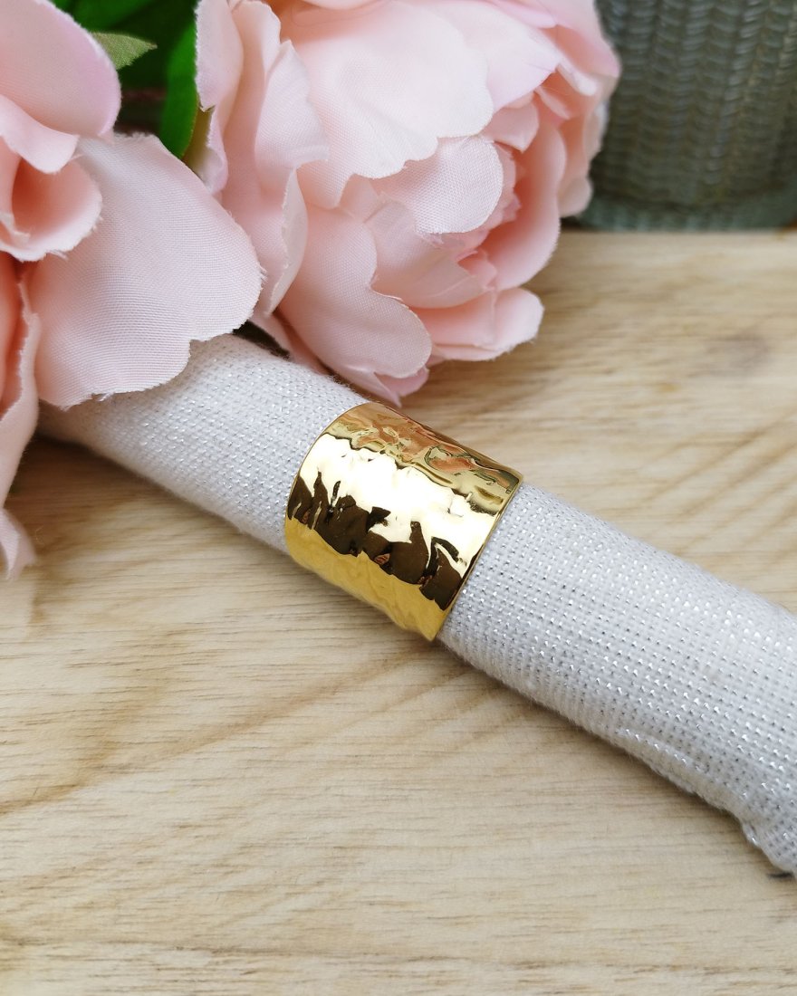 Grosse bague dorée martelée en acier