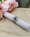 Bague dorée 3 rangs avec 5 petites pierres bleues