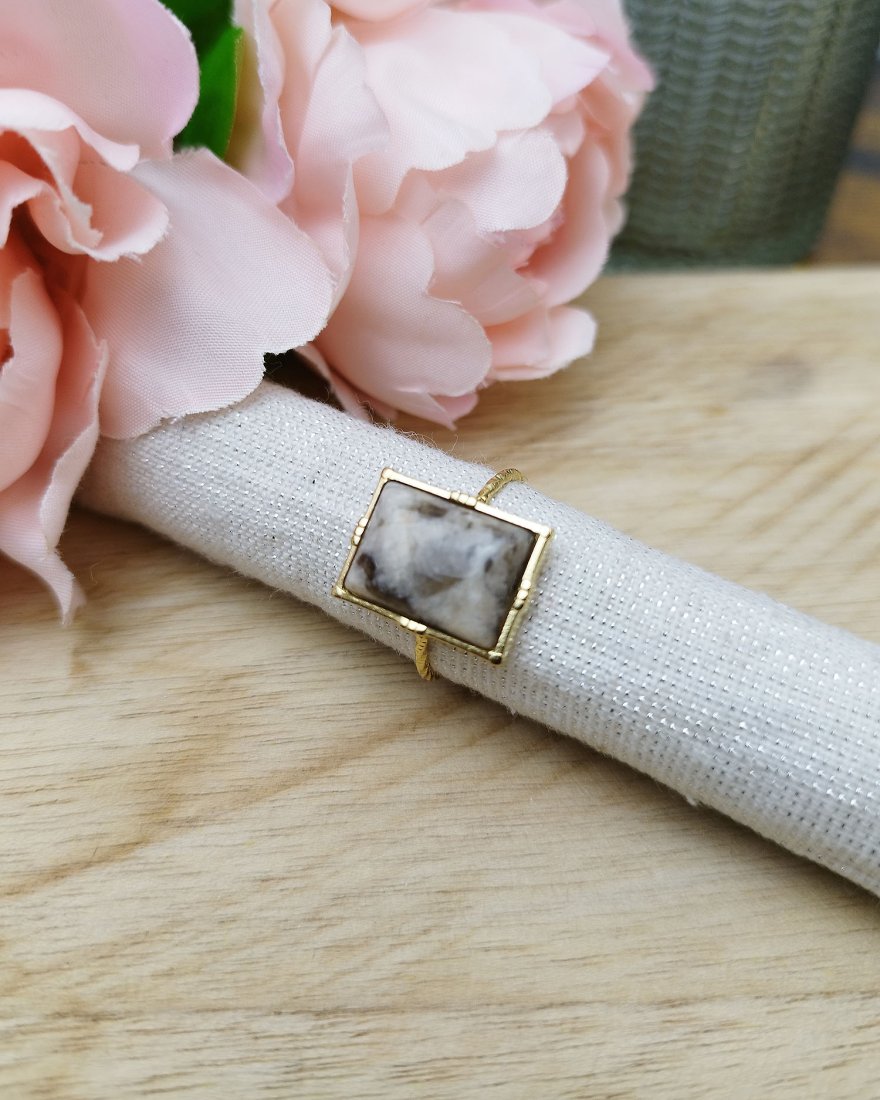 Bague dorée avec une pierre grise rectangulaire
