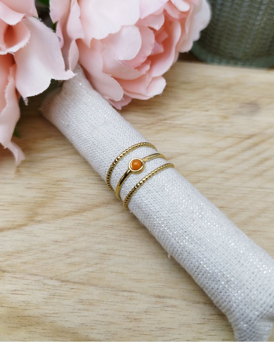 Bague dorée 3 rangs avec une petite pierre orange