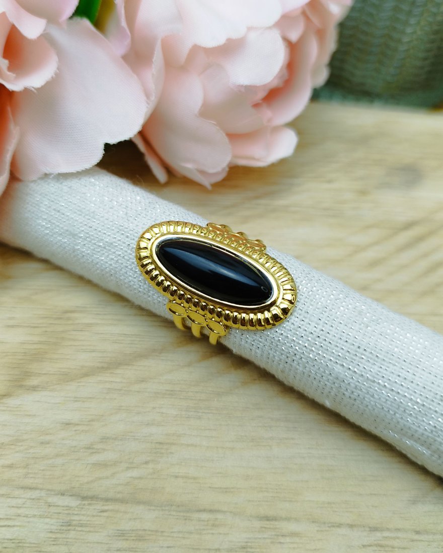 Longue bague ovale avec une pierre noire