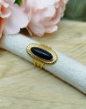 Longue bague ovale avec une pierre noire