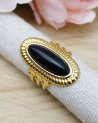 Longue bague ovale avec une pierre noire