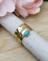 Bague dorée avec une pierre turquoise