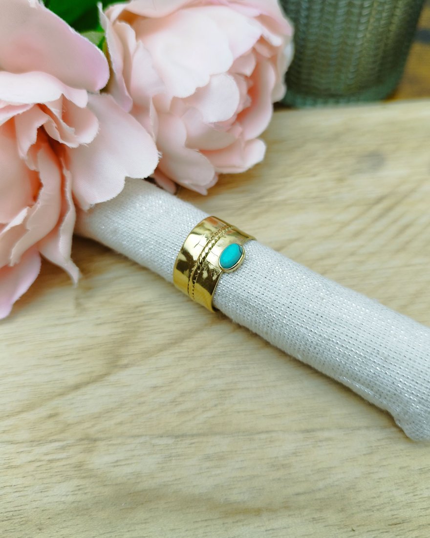 Bague dorée avec une pierre turquoise