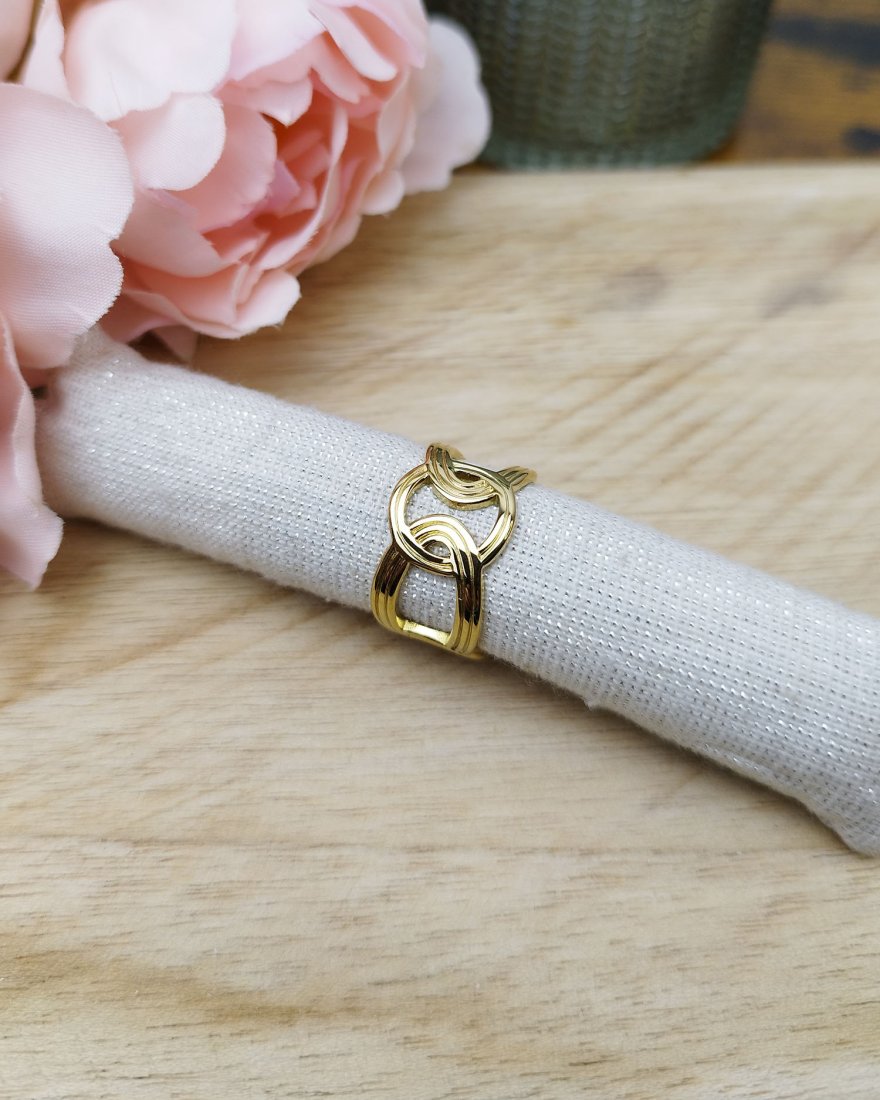 Bague dorée à maillons entrelacés