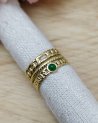Bague à maillons dorés et pierre verte foncée