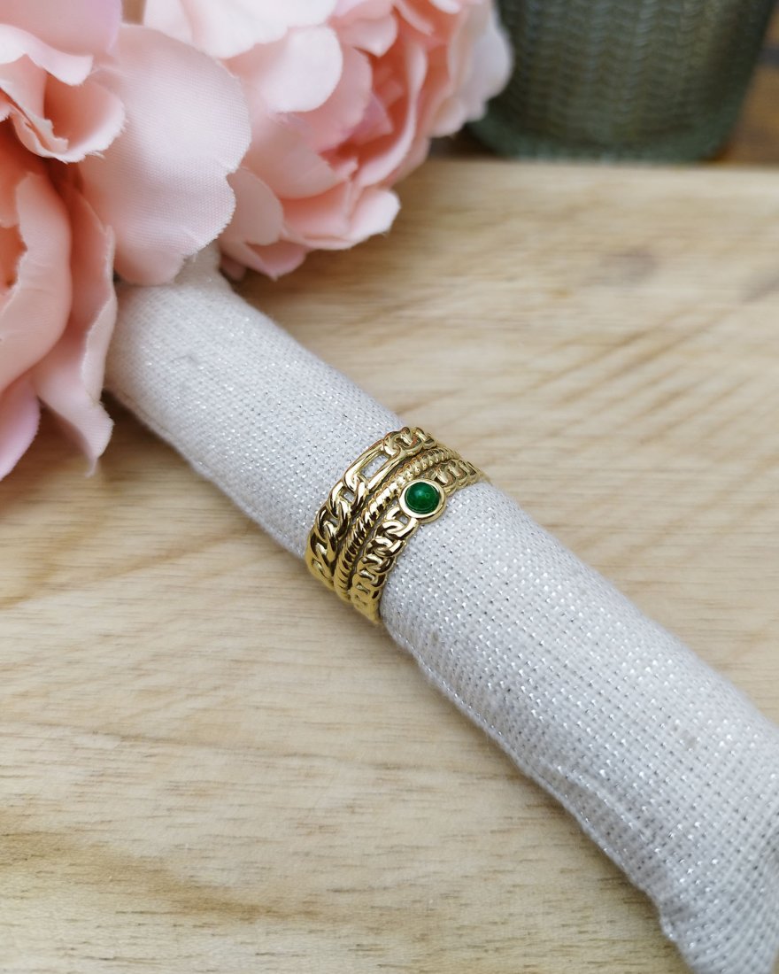 Bague à maillons dorés et pierre verte foncée