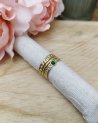 Bague à maillons dorés et pierre verte foncée