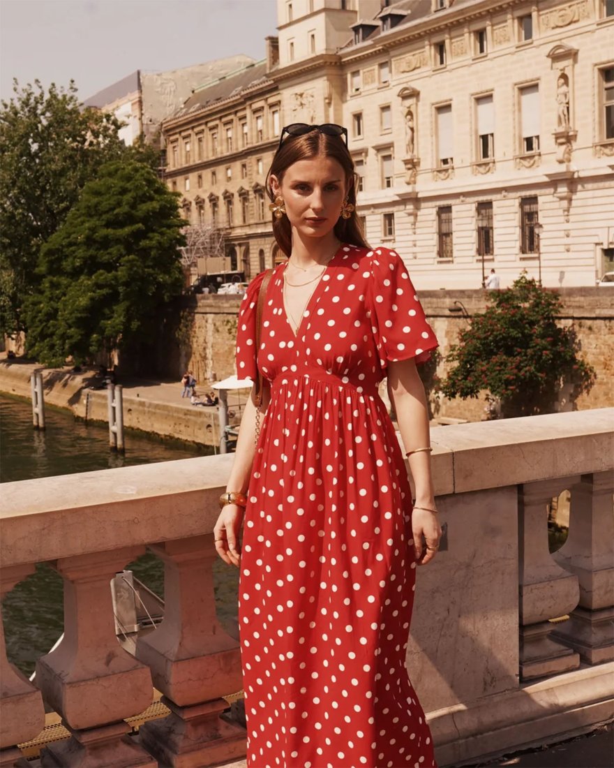 Longue robe rouge à pois blancs