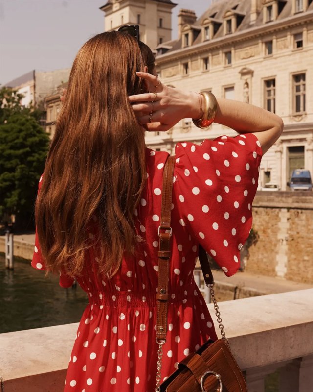 Longue robe rouge à pois blancs