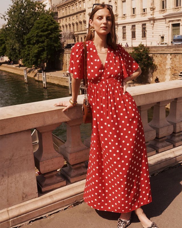 Longue robe rouge à pois blancs