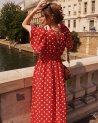 Longue robe rouge à pois blancs