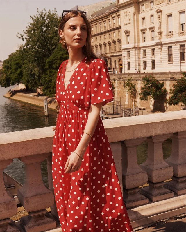 Longue robe rouge à pois blancs