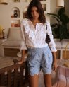 Short bleu clair à fleurs brodées